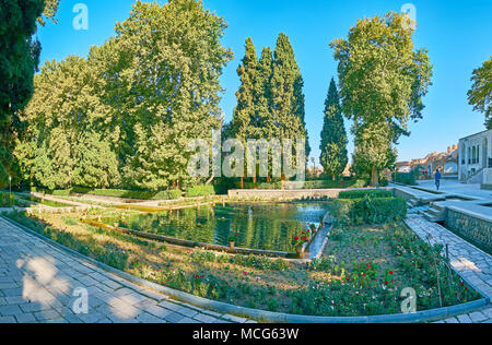 Panorama avec étang et végétation luxuriante de Shazdeh (Prince's) Jardin, Mahan, Kerman, Iran. Banque D'Images