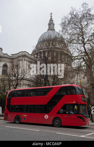 Un bus rouge à l'extérieur de la région de Londres la cathédrale Saint-Paul, dans le centre de Londres. Visite de Londres avec un paysage typiquement monuments célèbres et des sites historiques. Banque D'Images