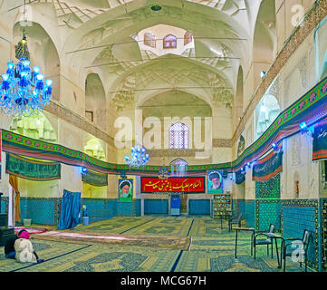 MAHAN, IRAN - le 16 octobre 2017 : Intérieur de Shah Nematollah Vali Shrine avec de beaux chandeliers, complexe vault avec décoration muqarnas et sol carrelé w Banque D'Images