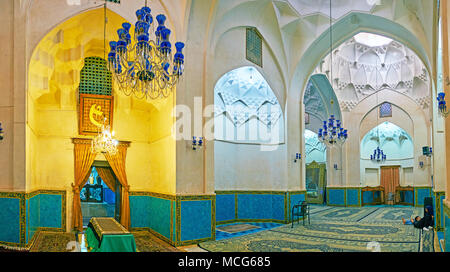 MAHAN, IRAN - le 16 octobre 2017 : Piscine panorama de Shah Nematollah Vali Shrine, monument religieux remarquable et lieu de pèlerinage, le 16 octobre en M Banque D'Images