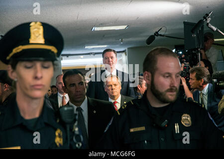 Washington DC., USA, 8 juin, 2017. Ancien directeur du FBI James Comey sort de la salle d'audience dans l'immeuble de bureaux du Sénat Hart et passé la cible des caméras des médias et rapport4ers après avoir comparu devant le comité aujourd'hui des renseignements du Sénat Banque D'Images