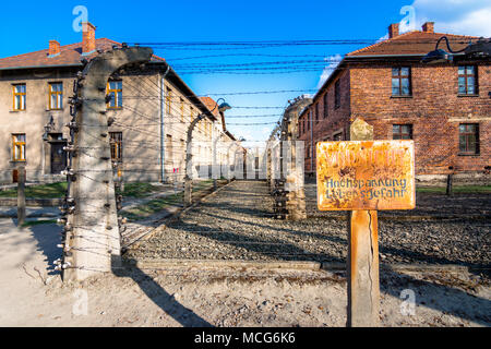 Les barbelés électriques de l'allemand nazi de concentration et d'extermination d'Auschwitz Birkenau camp world heritage, Pologne Banque D'Images