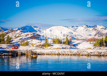 Belle vue extérieure de bâtiments en bois sur un rocher dans une station au cours d'un magnifique ciel bleu à îles Lofoten, Svolvær Banque D'Images