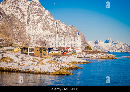 Belle vue extérieure de bâtiments en bois sur un rocher dans une station au cours d'un magnifique ciel bleu à îles Lofoten, Svolvær Banque D'Images