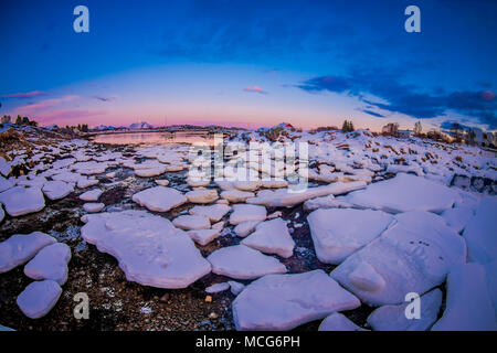 Close up des petites et moyennes des morceaux de glace sur un lac gelé Banque D'Images