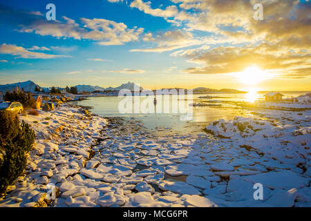 Incroyable coucher de voir avec les petites et des morceaux de glace laissés derrière au cours d'une marée basse sur un lac gelé Banque D'Images