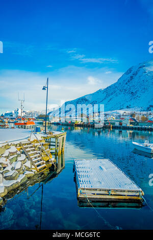 Henningsvær, Norvège - le 04 avril 2018 : vue extérieure du port de pêche avec un engin flottant et les petits bateaux de pêche sur les îles Lofoten Banque D'Images