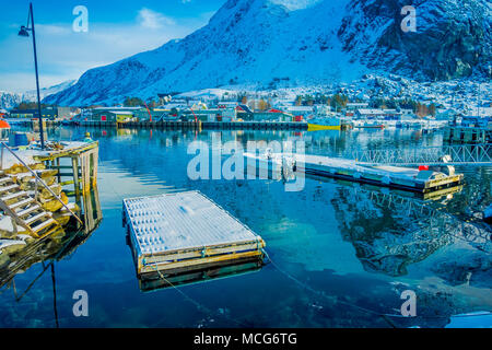 Henningsvær, Norvège - le 04 avril 2018 : vue extérieure du port de pêche avec un engin flottant et les petits bateaux de pêche sur les îles Lofoten Banque D'Images