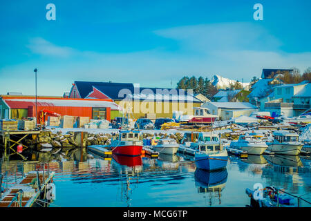 Henningsvær, Norvège - le 04 avril 2018 : vue extérieure de petits bateaux de pêche dans un port de pêche sur les îles Lofoten Banque D'Images