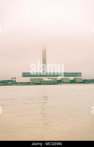 Fawley Power Station, une centrale électrique d'huile, situé sur le côté ouest de Southampton Water Février 2018, assombri dans le brouillard, England, UK Banque D'Images