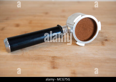 Portafilter avec du café d'intérim sur table en bois. Banque D'Images