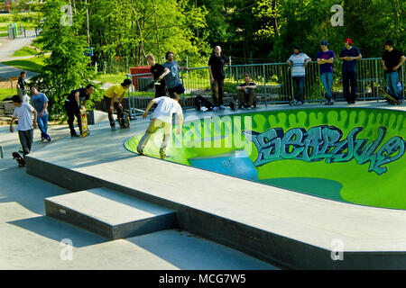 Hemer, Sauerland, Rhénanie du Nord-Westphalie, Allemagne - 20 mai 2011 : les jeunes à patiner à l'Sauerlandpark Banque D'Images
