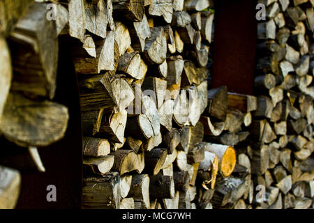 Hemer, Sauerland, Rhénanie du Nord-Westphalie, Allemagne - 20 mai 2011 : pile de bois stocké pour le carburant Banque D'Images
