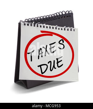 La page déchirée calendrier avec les taxes dues à l'il isolé sur fond blanc. Banque D'Images