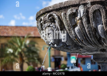 Close-up d'une vieille fontaine en pierre avec des gouttes d'eau, l'Équateur, Sangolqui Banque D'Images