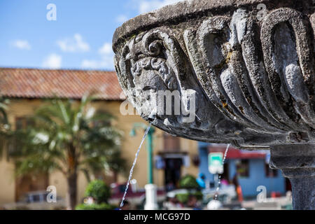 Close-up d'une vieille fontaine en pierre avec des gouttes d'eau, l'Équateur, Sangolqui Banque D'Images