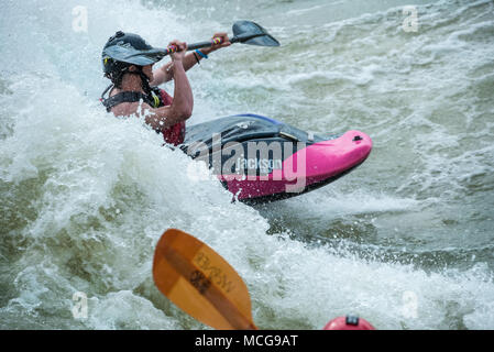 Les kayakistes navigation dans la palette à whitewater sud, les USA Kayak Freestyle Championnat National sur la rivière Chattahoochee à Columbus, en Géorgie. Banque D'Images