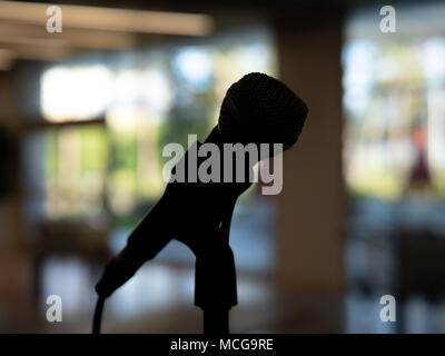 Silhouette de microphone placé devant la salle, prêts à présenter Banque D'Images