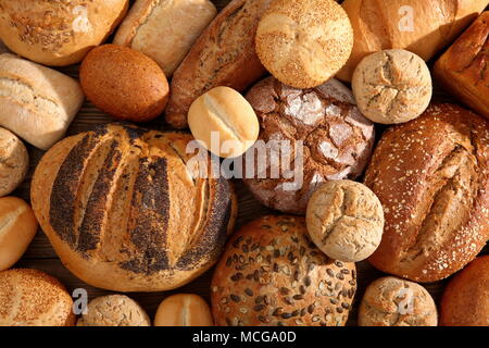 Pain et petits pains sont nombreuses sortes de pain, des saveurs et des formes qui peuvent être trouvés dans les magasins d'épicerie et de boulangerie non seulement en Pologne, mais aussi dans le monde. Banque D'Images