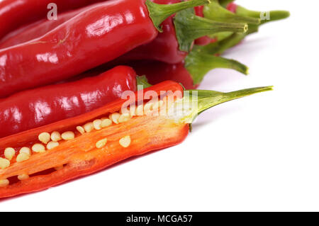 Piment rouge à l'intérieur montrant seeds isolé sur fond blanc. Banque D'Images