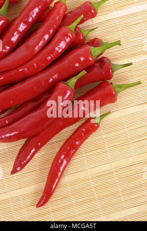 Pile de piment rouge sur un tapis de cuisine bambou Banque D'Images