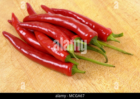 Red Chili Peppers on a chopping board Banque D'Images