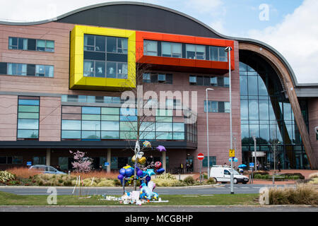 Alder Hey, Liverpool, Royaume-Uni. 18e. Avril 2018 : Les personnes qui protestaient devant Alder Hey Hôpital en frêne épineux domaine de Liverpool à l'appui de tout-petit Alfie Evans qui est en ce moment sur un système d'assistance à la vie qui les spécialistes de l'hôpital projet de suppression, ce qui permet d'Alfie mourir. Printemps parents attendent la décision des tribunaux en leur permettant de transférer à un hôpital d'Alfie Italie où des spécialistes dire qu'ils peuvent être en mesure d'offrir de l'aide avec son état de santé. Une équipe médicale et jet privé ont été offertes aux parents pour le transport d'Alfie en Italie. Crédit : Dave Ellison/Alamy Live News Banque D'Images