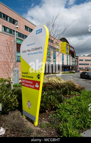 Alder Hey, Liverpool, Royaume-Uni. 18e. Avril 2018 : Les personnes qui protestaient devant Alder Hey Hôpital en frêne épineux domaine de Liverpool à l'appui de tout-petit Alfie Evans qui est en ce moment sur un système d'assistance à la vie qui les spécialistes de l'hôpital projet de suppression, ce qui permet d'Alfie mourir. Printemps parents attendent la décision des tribunaux en leur permettant de transférer à un hôpital d'Alfie Italie où des spécialistes dire qu'ils peuvent être en mesure d'offrir de l'aide avec son état de santé. Une équipe médicale et jet privé ont été offertes aux parents pour le transport d'Alfie en Italie. Crédit : Dave Ellison/Alamy Live News Banque D'Images