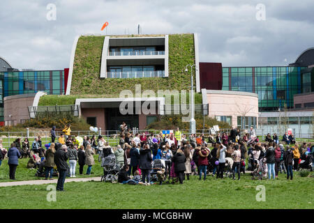 Alder Hey, Liverpool, Royaume-Uni. 18e. Avril 2018 : Les personnes qui protestaient devant Alder Hey Hôpital en frêne épineux domaine de Liverpool à l'appui de tout-petit Alfie Evans qui est en ce moment sur un système d'assistance à la vie qui les spécialistes de l'hôpital projet de suppression, ce qui permet d'Alfie mourir. Printemps parents attendent la décision des tribunaux en leur permettant de transférer à un hôpital d'Alfie Italie où des spécialistes dire qu'ils peuvent être en mesure d'offrir de l'aide avec son état de santé. Une équipe médicale et jet privé ont été offertes aux parents pour le transport d'Alfie en Italie. Crédit : Dave Ellison/Alamy Live News Banque D'Images