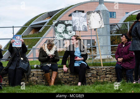 Alder Hey, Liverpool, Royaume-Uni. 18e. Avril 2018 : Les personnes qui protestaient devant Alder Hey Hôpital en frêne épineux domaine de Liverpool à l'appui de tout-petit Alfie Evans qui est en ce moment sur un système d'assistance à la vie qui les spécialistes de l'hôpital projet de suppression, ce qui permet d'Alfie mourir. Printemps parents attendent la décision des tribunaux en leur permettant de transférer à un hôpital d'Alfie Italie où des spécialistes dire qu'ils peuvent être en mesure d'offrir de l'aide avec son état de santé. Une équipe médicale et jet privé ont été offertes aux parents pour le transport d'Alfie en Italie. Crédit : Dave Ellison/Alamy Live News Banque D'Images