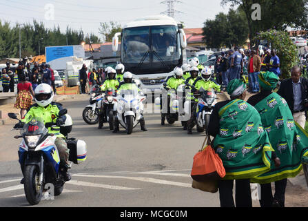 13 avril, 2018 - Johannesburg, Gauteng, Afrique du Sud - African National Congress (ANC) et les combattants de la liberté économique (EFF) supporters vu en dehors tard la maison de Winnie Mandela à Orlando est à payer leur dernier titre lors de ses funérailles, alors que la police maintenir l'ordre..Winnie Mandela, l'ex-épouse de Nelson Mandela est décédé à Johannesburg le 2 avril 2018 après une longue maladie à l'âge de 81 ans, l'enterrement a été célébré à garder Afrique du Sud non raciale rêve dans lâ€™esprit. (Crédit Image : © Bongani Siziba/SOPA des images à l'aide de Zuma sur le fil) Banque D'Images