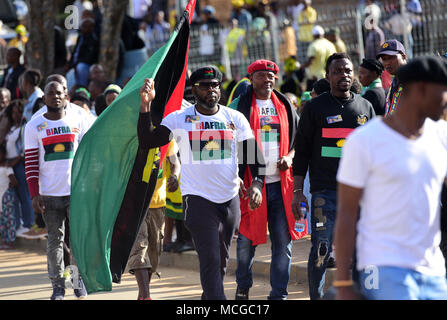 13 avril, 2018 - Johannesburg, Gauteng, Afrique du Sud - Nigerian Biafra a vu en dehors de la fin de la maison de Winnie Mandela à Orlando est à payer leur dernier titre lors de ses funérailles..Winnie Mandela, l'ex-épouse de Nelson Mandela est décédé à Johannesburg le 2 avril 2018 après une longue maladie à l'âge de 81 ans, l'enterrement a été célébré à garder Afrique du Sud non raciale rêve dans lâ€™esprit. (Crédit Image : © Bongani Siziba/SOPA des images à l'aide de Zuma sur le fil) Banque D'Images