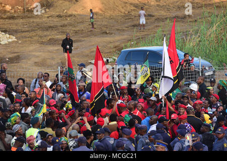 13 avril, 2018 - Johannesburg, Gauteng, Afrique du Sud - African National Congress (ANC) et les combattants de la liberté économique (EFF) supporters vu en dehors tard la maison de Winnie Mandela à Orlando est à payer leur dernier titre lors de ses funérailles..Winnie Mandela, l'ex-épouse de Nelson Mandela est décédé à Johannesburg le 2 avril 2018 après une longue maladie à l'âge de 81 ans, l'enterrement a été célébré à garder Afrique du Sud non raciale rêve dans lâ€™esprit. (Crédit Image : © Bongani Siziba/SOPA des images à l'aide de Zuma sur le fil) Banque D'Images