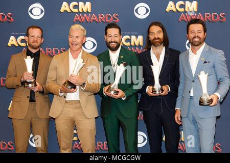 Las Vegas, NV, USA. Apr 15, 2018. Les vendeurs de Pentecôte, Trevor Rosen, Matthew Ramsey, Geoff cintrées, et Brad Tursi de Old Dominion (Groupe vocal de l'année) au niveau des arrivées pour 53e Academy of Country Music (ACM) Awards - Salle de presse, MGM Grand Garden Arena, Las Vegas, NV le 15 avril 2018. Credit : JA/Everett Collection/Alamy Live News Banque D'Images