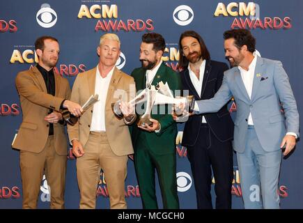 Las Vegas, NV, USA. Apr 15, 2018. Les vendeurs de Pentecôte, Trevor Rosen, Matthew Ramsey, Geoff cintrées, et Brad Tursi de Old Dominion (Groupe vocal de l'année) au niveau des arrivées pour 53e Academy of Country Music (ACM) Awards - Salle de presse, MGM Grand Garden Arena, Las Vegas, NV le 15 avril 2018. Credit : JA/Everett Collection/Alamy Live News Banque D'Images