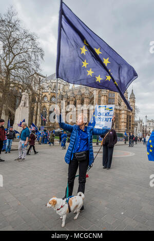 Londres, Royaume-Uni. Apr 16, 2018. SODEM pro et anti UE brexit manifestants se rassemblent à l'extérieur du Parlement que les députés reviennent de leur congé de Pâques et les Seigneurs se préparer à débattre de la question. Crédit : Guy Bell/Alamy Live News Banque D'Images