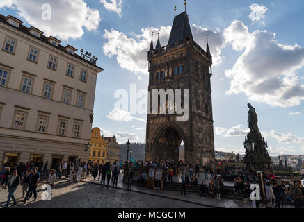 10 avril 2018, la République tchèque, Prague : balades touristiques au-delà de la Vieille Ville Tour du pont (C). La porte de la tour érigée au 14. siècle se trouve à la fin du pont Charles. Photo : Monika Skolimowska/dpa-Zentralbild/dpa Banque D'Images