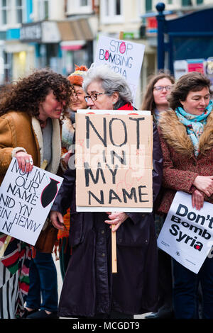 Pays de Galles Aberystwyth UK Lundi 16 Avril 2018 pas en mon nom : un groupe de manifestants anti-guerre, tenant des banderoles et des pancartes écrites à la main, assemblés pour exprimer leur opposition à la récent attentat par le Royaume-Uni, la France et les USA d'allégations d'usines de fabrication d'armes chimiques en Syrie. Photo © Keith Morris / Alamy Live News Banque D'Images