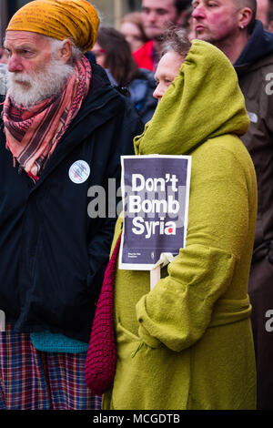 Pays de Galles Aberystwyth UK Lundi 16 Avril 2018 pas en mon nom : un groupe de manifestants anti-guerre, tenant des banderoles et des pancartes écrites à la main, assemblés pour exprimer leur opposition à la récent attentat par le Royaume-Uni, la France et les USA d'allégations d'usines de fabrication d'armes chimiques en Syrie. Photo © Keith Morris / Alamy Live News Banque D'Images