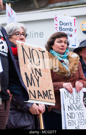 Pays de Galles Aberystwyth UK Lundi 16 Avril 2018 pas en mon nom : un groupe de manifestants anti-guerre, tenant des banderoles et des pancartes écrites à la main, assemblés pour exprimer leur opposition à la récent attentat par le Royaume-Uni, la France et les USA d'allégations d'usines de fabrication d'armes chimiques en Syrie. Photo © Keith Morris / Alamy Live News Banque D'Images