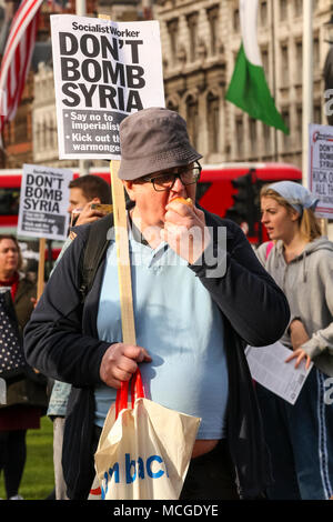 Westminster, London, UK. 16 avril 2018. Les gens rassemblement à une manifestation organisée par la Coalition contre la guerre contre les frappes en Syrie. 'Stop à la course à la guerre : ne pas bombarder la Syrie' est assisté par plusieurs centaines de personnes dans la place du Parlement, avec des conférenciers dont Bruce Kent, Vice-président de la CND et musicien Brian Eno. Credit : Imageplotter News et Sports/Alamy Live News Banque D'Images