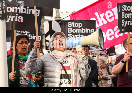 Westminster, London, UK. 16 avril 2018. Les gens rassemblement à une manifestation organisée par la Coalition contre la guerre contre les frappes en Syrie. 'Stop à la course à la guerre : ne pas bombarder la Syrie' est assisté par plusieurs centaines de personnes dans la place du Parlement, avec des conférenciers dont Bruce Kent, Vice-président de la CND et musicien Brian Eno. Credit : Imageplotter News et Sports/Alamy Live News Banque D'Images