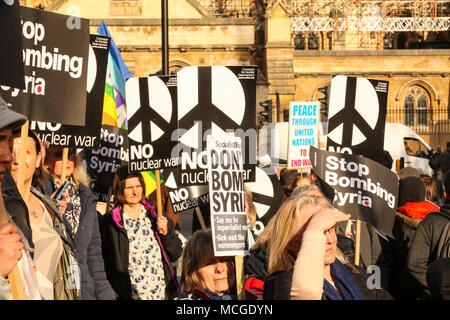 Westminster, London, UK. 16 avril 2018. Les gens rassemblement à une manifestation organisée par la Coalition contre la guerre contre les frappes en Syrie. 'Stop à la course à la guerre : ne pas bombarder la Syrie' est assisté par plusieurs centaines de personnes dans la place du Parlement, avec des conférenciers dont Bruce Kent, Vice-président de la CND et musicien Brian Eno. Credit : Imageplotter News et Sports/Alamy Live News Banque D'Images