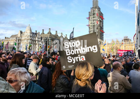 Westminster, London, UK. 16 avril 2018. Les gens rassemblement à une manifestation organisée par la Coalition contre la guerre contre les frappes en Syrie. 'Stop à la course à la guerre : ne pas bombarder la Syrie' est assisté par plusieurs centaines de personnes dans la place du Parlement, avec des conférenciers dont Bruce Kent, Vice-président de la CND et musicien Brian Eno. Credit : Imageplotter News et Sports/Alamy Live News Banque D'Images