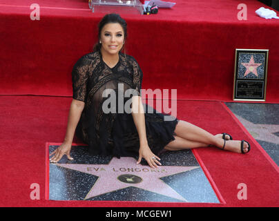 Hollywood, CA. Apr 16, 2018. Eva Longoria honoré avec étoile sur le Hollywood Walk of Fame à Hollywood, Californie le 16 avril 2018. Credit : Faye Sadou/media/Alamy Punch Live News Banque D'Images