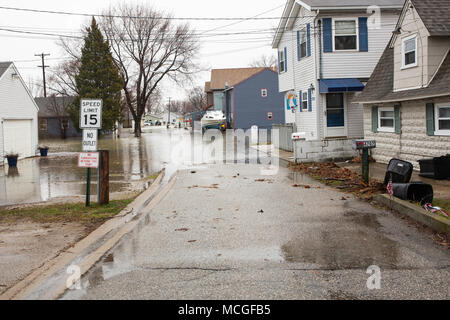 LUNA PIER, Michigan, le 15 avril 2018 : plus de 200 résidents de Luna Pier vivant le long du lac Érié ont dû être évacués en raison d'inondations lakeshore après plusieurs jours de pluies torrentielles. Crédit : David Gaunt/Alamy Live News Banque D'Images