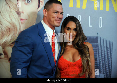 ***PHOTO*** JOHN CENA ET NIKKI BELLA FIN ENGAGEMENT ET SPLIT John Cena et Nikki Bella assiste à la "Trainwreck" New York premiere à l'Alice Tully Hall. le 14 juillet 2015 à New York. Crédit : Dennis Van Tine/MediaPunch Banque D'Images