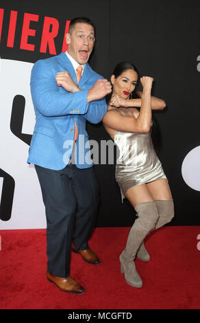 ***PHOTO*** JOHN CENA ET NIKKI BELLA FIN ENGAGEMENT ET SPLIT WESTWOOD, CA - 3 avril : John Cena et Nikki Bella à la première du film Les bloqueurs au Regency Village Theatre à Westwood, en Californie le 3 avril 2018. Credit : Faye Sadou/MediaPunch Banque D'Images