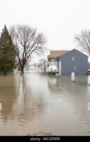 LUNA PIER, Michigan, le 15 avril 2018 : plus de 200 résidents de Luna Pier vivant le long du lac Érié ont dû être évacués en raison d'inondations lakeshore après plusieurs jours de pluies torrentielles. Crédit : David Gaunt/Alamy Live News Banque D'Images