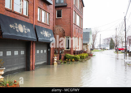 LUNA PIER, Michigan, le 15 avril 2018 : plus de 200 résidents de Luna Pier vivant le long du lac Érié ont dû être évacués en raison d'inondations lakeshore après plusieurs jours de pluies torrentielles. Crédit : David Gaunt/Alamy Live News Banque D'Images